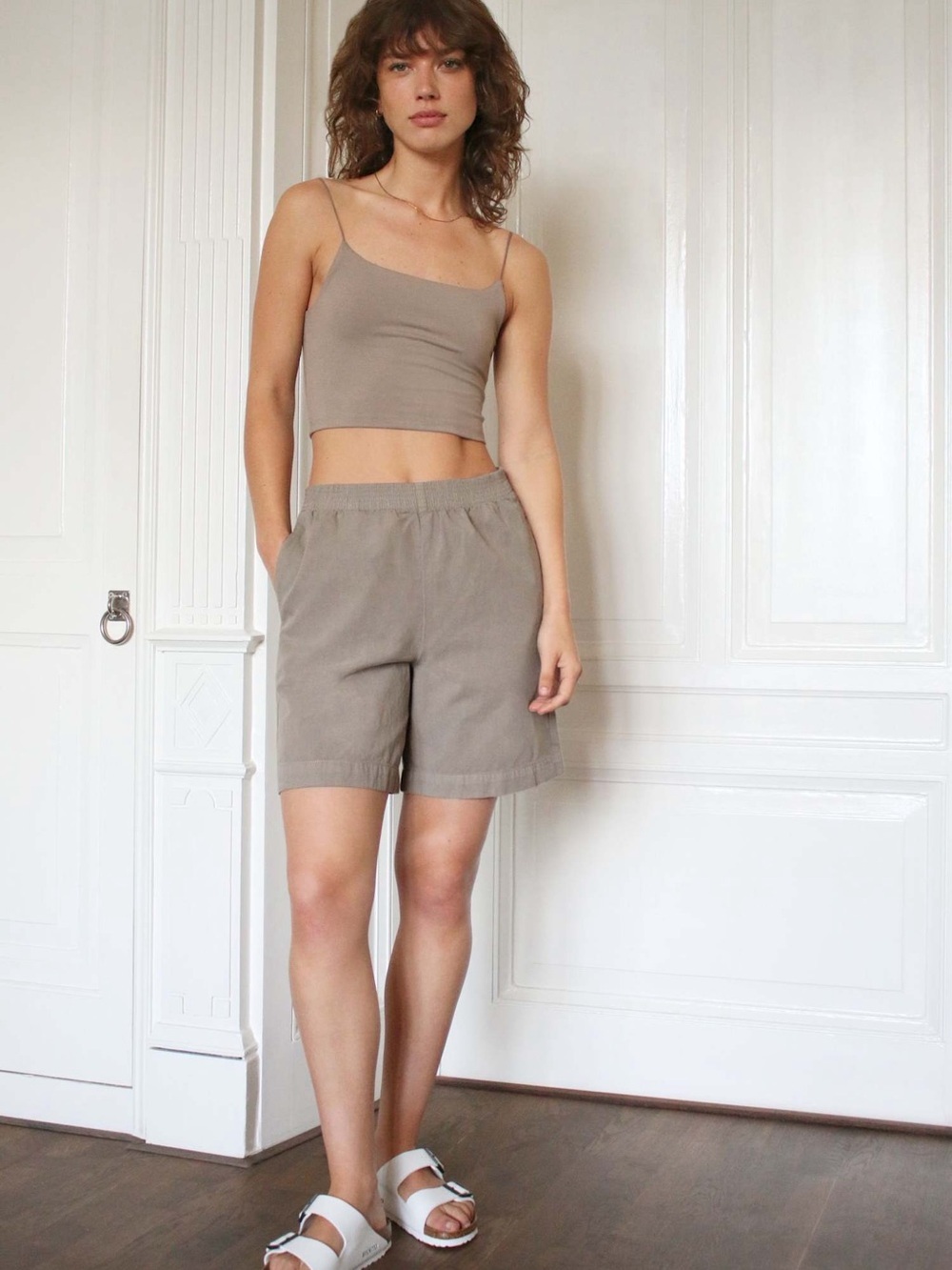 Wilfred Nova 7” Taupe High-Rise Elastic Waist Shorts